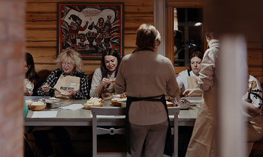 Гости за столом на выездном мероприятии Novikov School